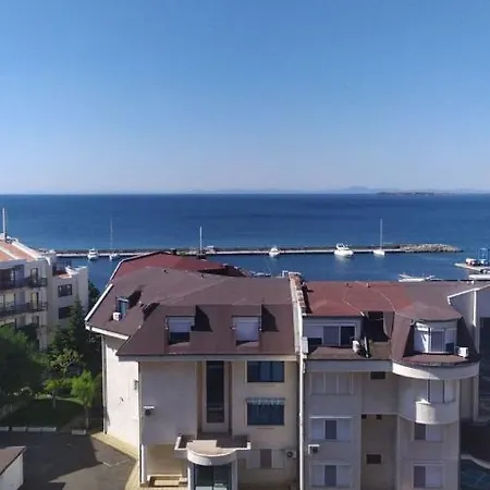 с видом на море Lazur *